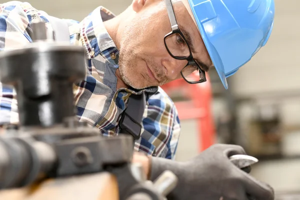 Metalworker  using machine — Stock Photo, Image