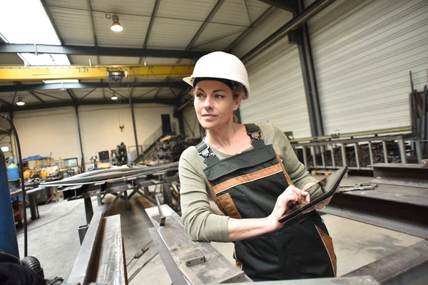 Γυναίκα στο εργοστάσιο χρησιμοποιώντας tablet — Φωτογραφία Αρχείου