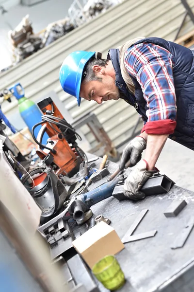 Mann arbeitet in Fabrik — Stockfoto