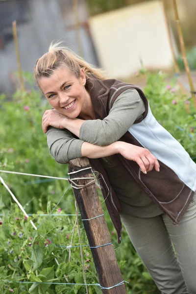 Donna contadina in piedi in orto — Foto Stock