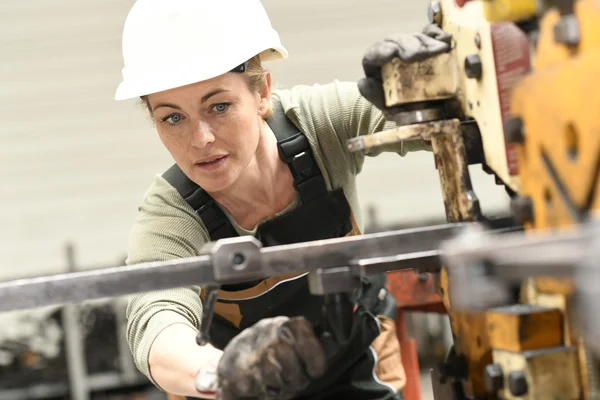 Mulher com capacete trabalhando — Fotografia de Stock