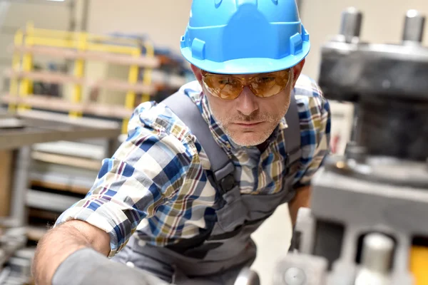 Metalworker working on machine — Stock Photo, Image