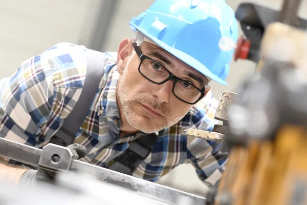 Metalworker in workshop working — Stock Photo, Image