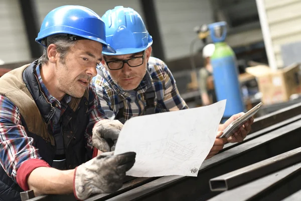 Ingénieurs travaillant sur le projet — Photo