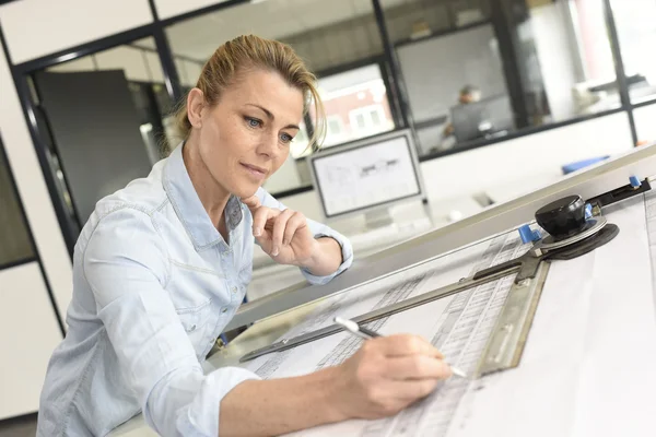 Femme travaillant sur table à dessin — Photo