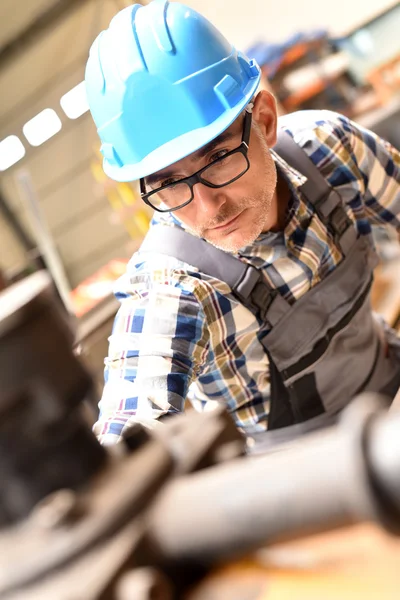 Trabajador metalúrgico trabajando en máquina —  Fotos de Stock