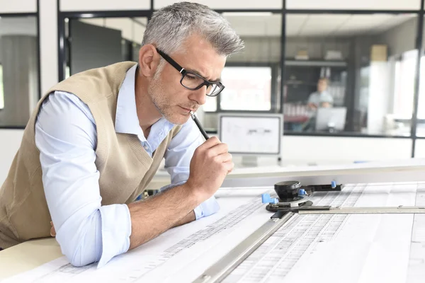 Arquitecto sentado a la mesa de dibujo — Foto de Stock