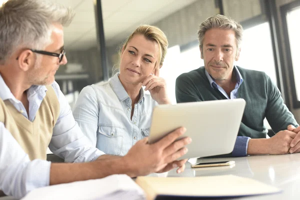 Mensen uit het bedrijfsleven met behulp van Tablet PC — Stockfoto