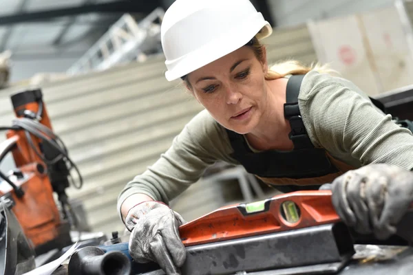 Metalworker with hardhat working — Stock Photo, Image