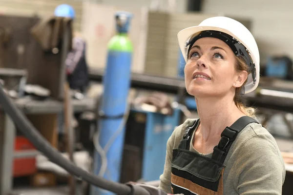 Arbeiter mit Fernbedienung, um Güter zu heben — Stockfoto