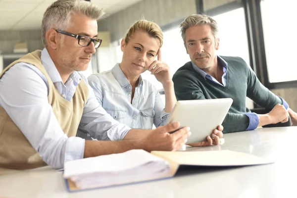 Business people  using tablet — Stock Photo, Image