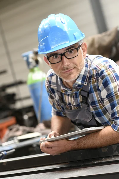 Ingeniero que utiliza la tableta en taller — Foto de Stock