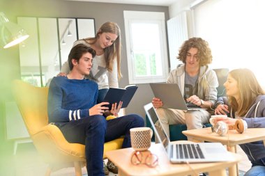 Bir grup ev arkadaşı evde eğleniyor.