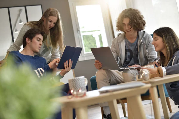 Groep Van Huisgenoten Hebben Plezier Thuis — Stockfoto