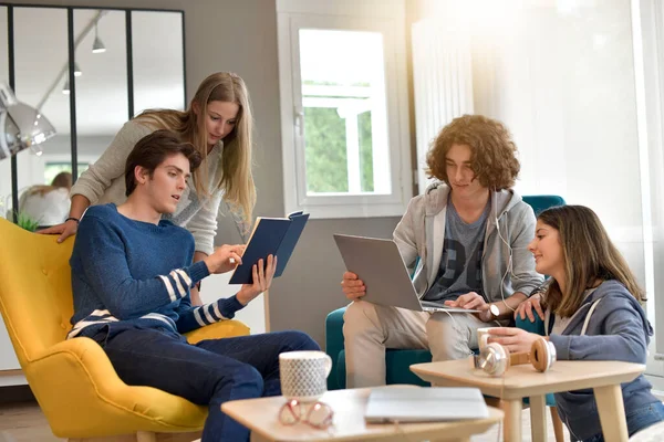 Gruppe Von Mitbewohnern Hat Spaß Hause — Stockfoto