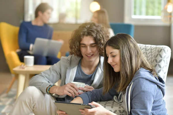 Jovem Casal Conectado Tablet Digital Casa — Fotografia de Stock