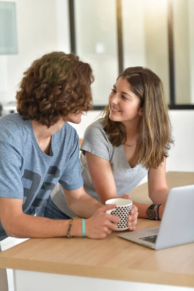 Junges Studentenpaar Lebt Zusammen — Stockfoto