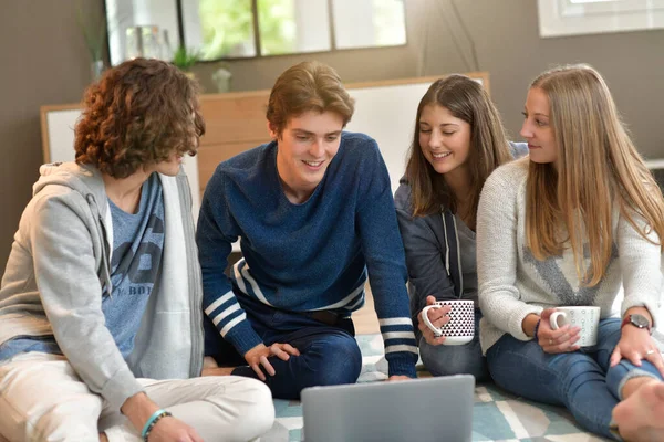 Gruppe Von Mitbewohnern Hat Spaß Hause — Stockfoto