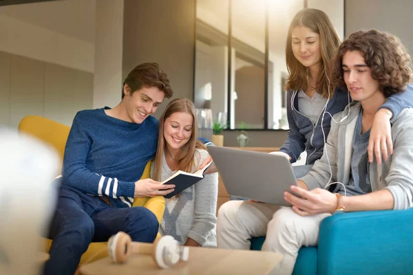 Grupo Compañeros Piso Divirtiéndose Casa — Foto de Stock