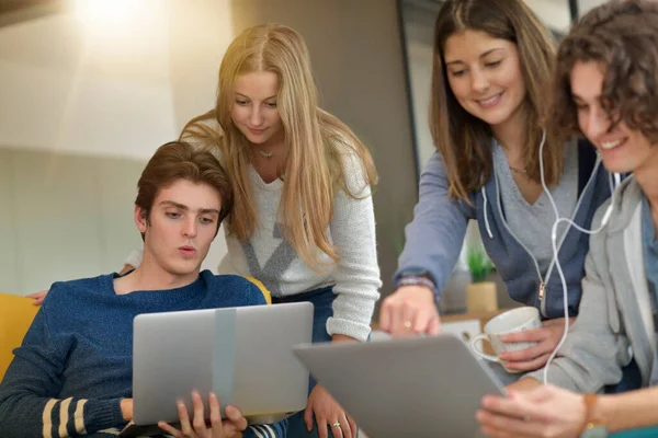 Groep Van Huisgenoten Hebben Plezier Thuis — Stockfoto