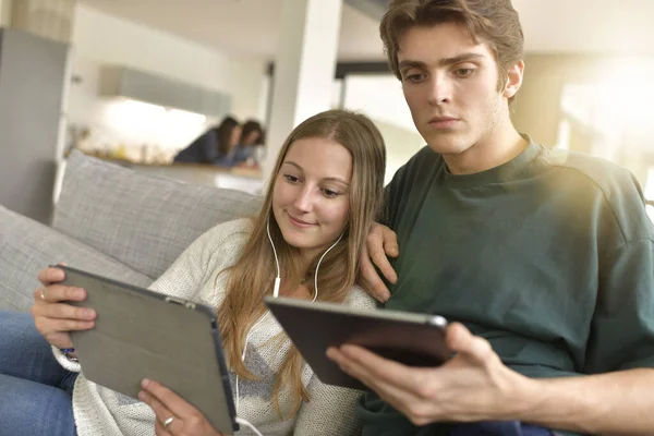 Pareja Joven Conectada Tableta Digital Casa — Foto de Stock