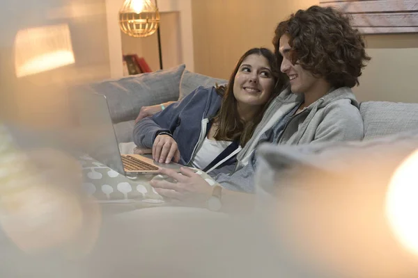 Jovem Casal Estudantes Casa Assistindo Filme Laptop — Fotografia de Stock