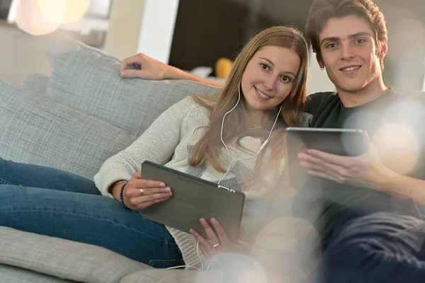 Jovem Casal Conectado Tablet Digital Casa — Fotografia de Stock