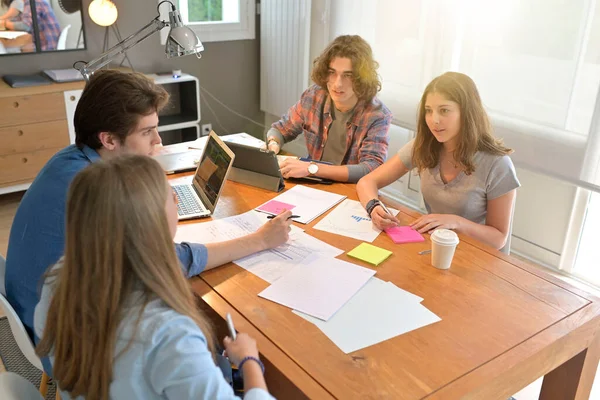 Jóvenes Estudiantes Reúnen Una Mesa Para Trabajar Proyecto —  Fotos de Stock