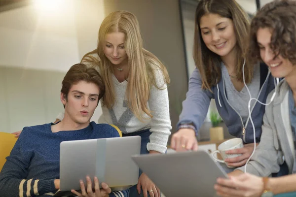 Gruppo Coinquilini Che Divertono Casa Foto Stock