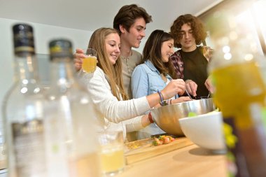 Ev arkadaşları evde birlikte yemek yapmayı seviyorlar.