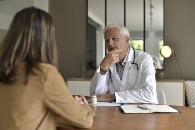 Görevdeki hastayla ilgilenen doktor.