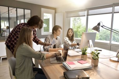 Proje üzerinde çalışan bir grup öğrenci