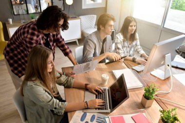 Proje üzerinde çalışan bir grup öğrenci