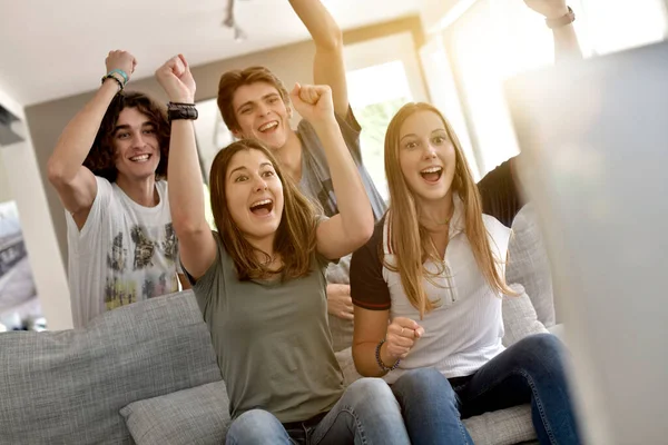 Groep Vrienden Juichen Als Kijken Naar Spel — Stockfoto