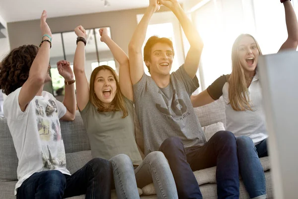 Grupo Amigos Animándose Viendo Partido Televisión —  Fotos de Stock