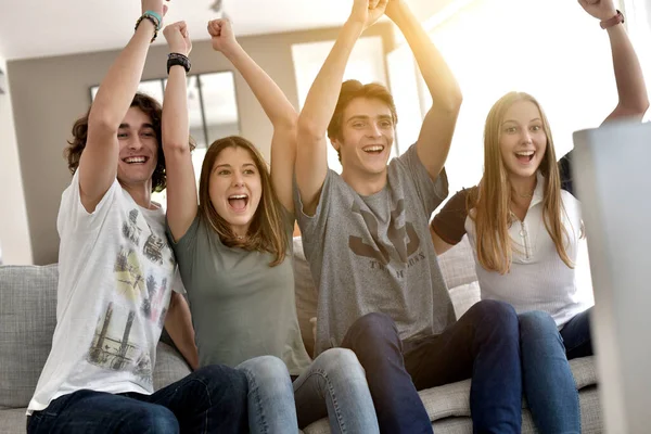 Grupo Amigos Animándose Viendo Partido Televisión — Foto de Stock