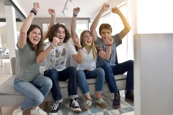 Grupo Amigos Animándose Viendo Partido Televisión —  Fotos de Stock