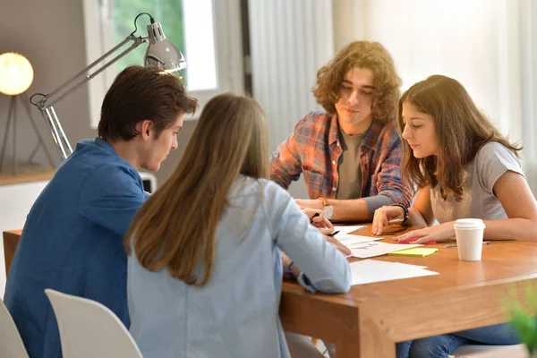 Jóvenes Estudiantes Reunidos Alrededor Mesa Para Trabajar Proyecto — Foto de Stock