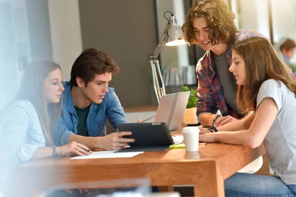 Jovens Estudantes Reunidos Mesa Para Trabalhar Projeto — Fotografia de Stock