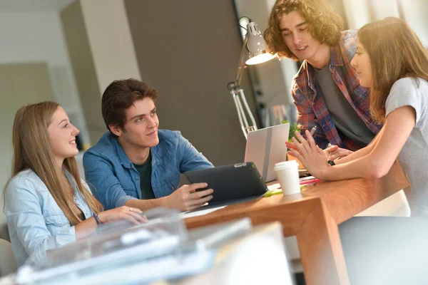 Jóvenes Estudiantes Reunidos Alrededor Mesa Para Trabajar Proyecto — Foto de Stock