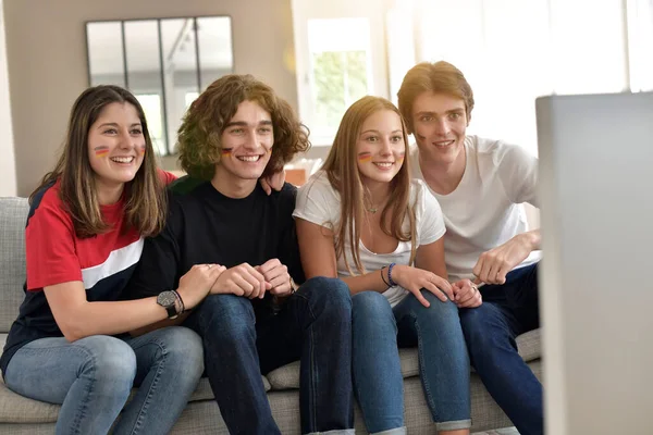 Gençler televizyonda Almanya milli takımını destekliyor