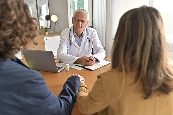 Casal Jovem Tendo Uma Consulta Consultório Médico — Fotografia de Stock