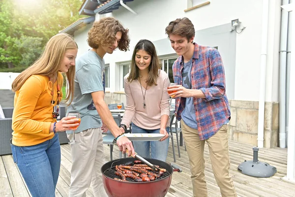 屋外で食事をしている友人のグループ — ストック写真