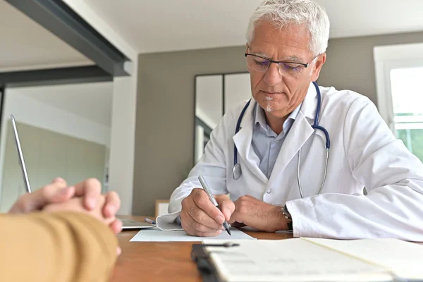 Médico Que Atende Paciente Consultório — Fotografia de Stock