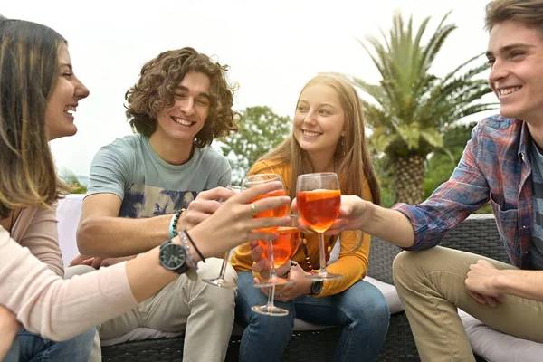 Gruppo Amici Che Bevono Insieme Festeggiano Fine Dell Anno Scolastico — Foto Stock