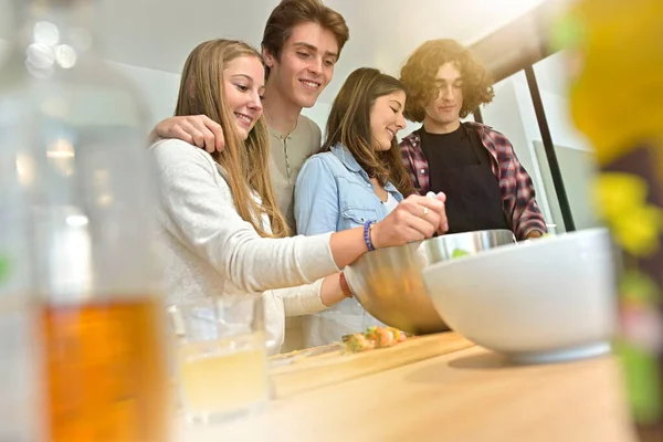 Rekan Flat Menikmati Memasak Bersama Rumah — Stok Foto