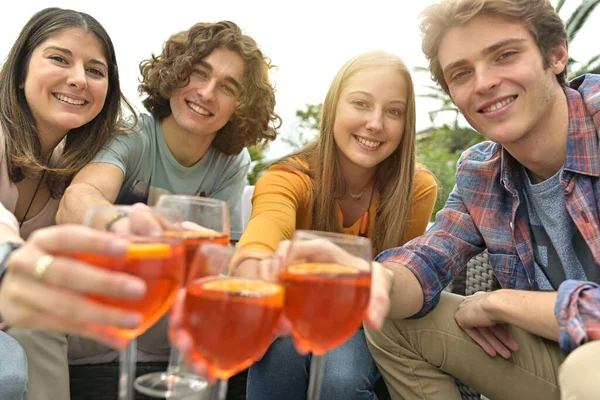 Gruppo Amici Che Bevono Insieme Festeggiano Fine Dell Anno Scolastico — Foto Stock