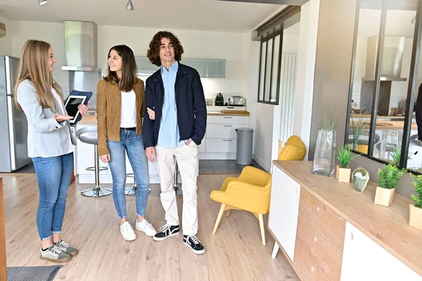 Jovem Casal Visitando Apartamento Moderno — Fotografia de Stock