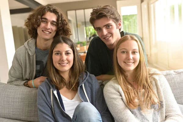 Groupe Amis Assis Sur Canapé Regarder Télévision — Photo