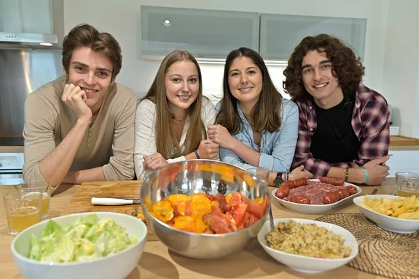 Huisgenoten Genieten Samen Koken Thuis — Stockfoto